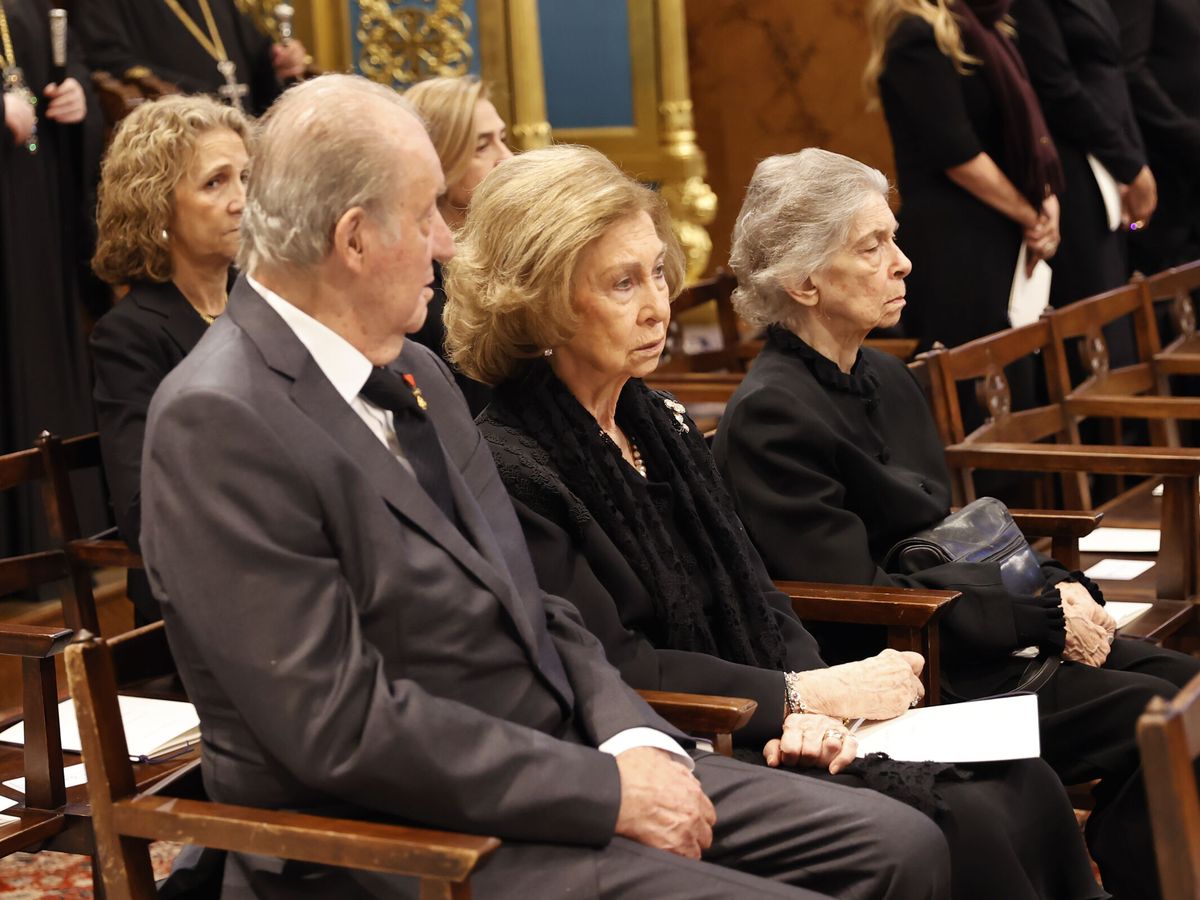 Foto: Los reyes Juan Carlos y Sofía, en el funeral de Constantino de Grecia. (EFE) 