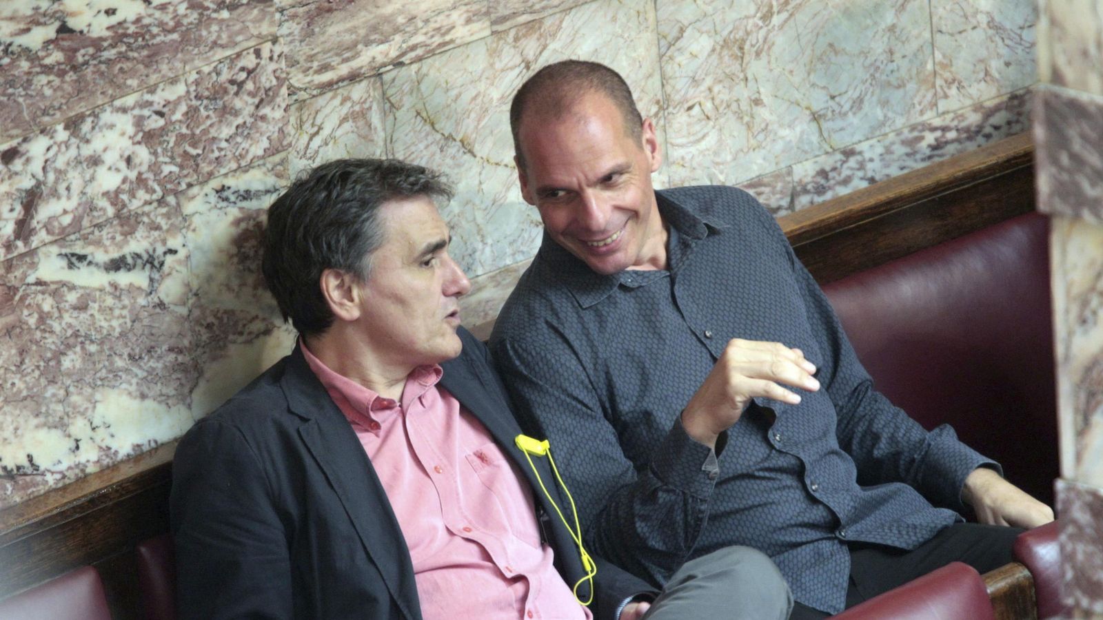 Foto: Varufakis y su sucesor, Tsakalotos, en una reunión del Parlamento ayer. (Reuters)