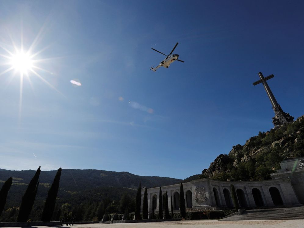 Foto: El helicóptero Super Puma del Ejército del Aire que traslada los restos mortales de Francisco Franco despega la Basílica del Valle de Los Caídos (EFE)