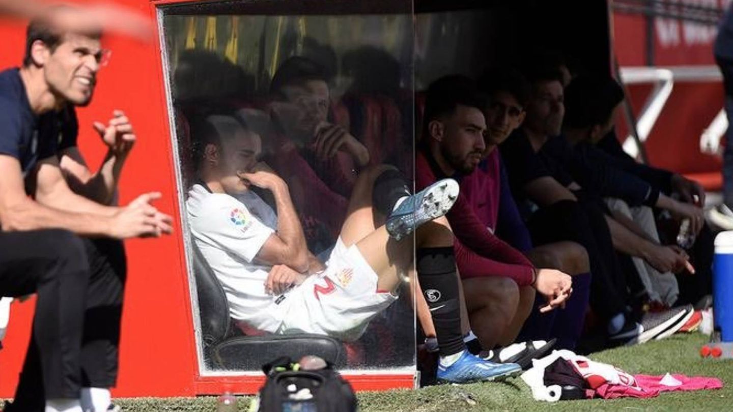 Sergio Reguilón, afectado, en el banquillo del Sánchez Pizjuán en el partido contra el Espanyol