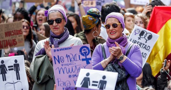 Foto: Un grupo de mujeres se concentra el 8 de marzo con motivo del Día Internacional de la Mujer. (EFE)