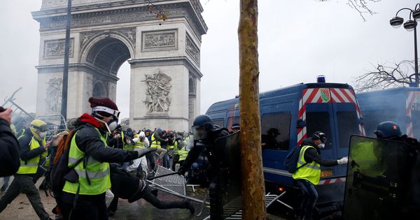 Foto: Choques entre manifestantes y antidisturbios frente al Arco de Triunfo. (Reuters)