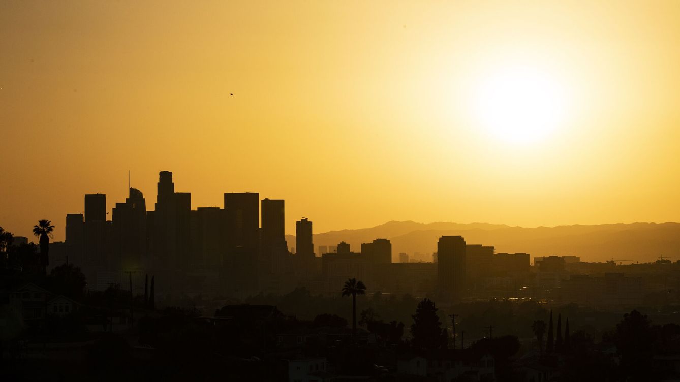 Foto: El Sol sobre el 'skyline' de Los Ángeles. (EFE - EPA - ETIENNE LAURENT)