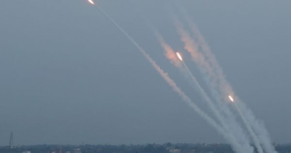Foto: Misiles lanzados desde Gaza hacia Israel este lunes. (Reuters)