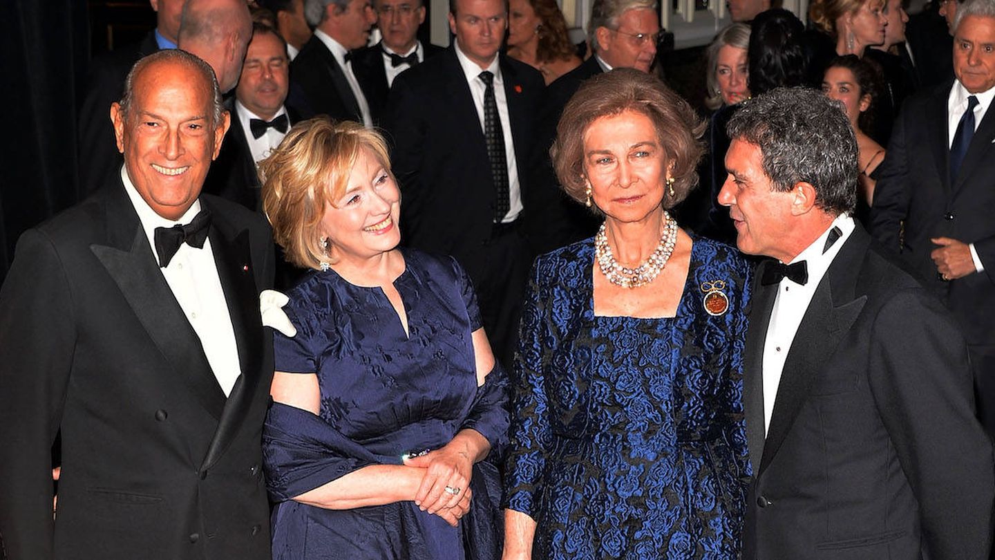 La reina Sofía en 2013, junto a Antonio Banderas, Hillary Clinton y Oscar de la Renta. (Getty)