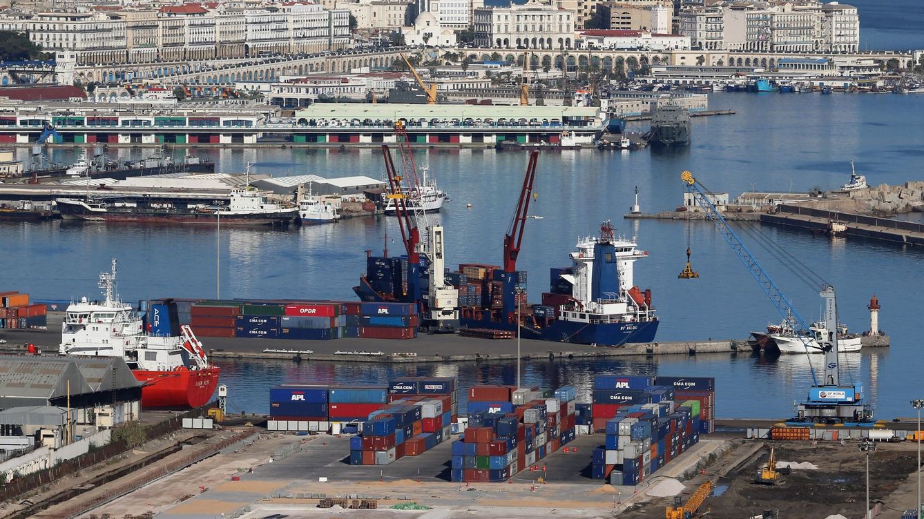 Foto: Vista general del puerto comercial de Argel. (EFE/EPA/Mohamed Messara)
