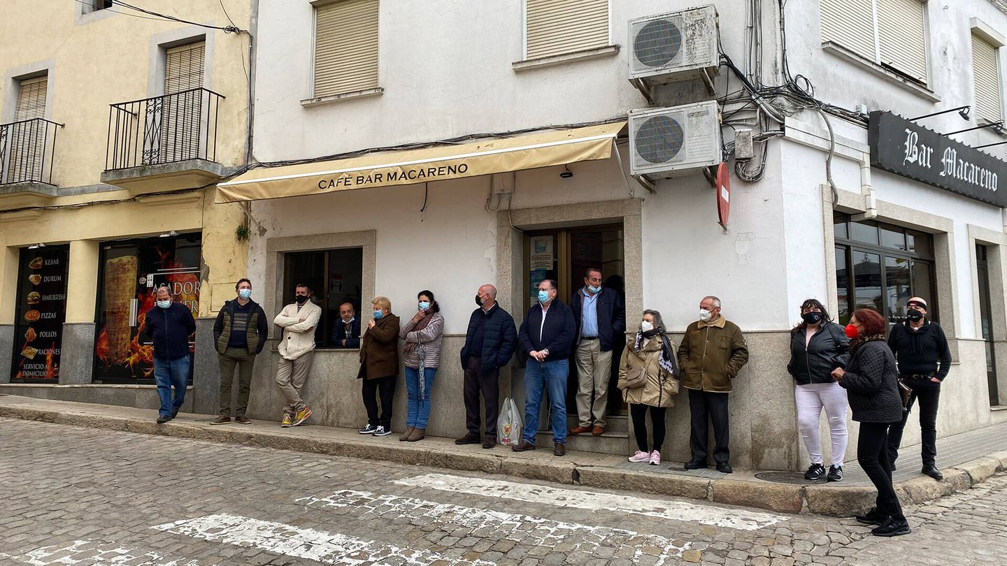 Vecinos de Alburquerque protestando a las puertas del ayuntamiento por los impagos. (C. B.)