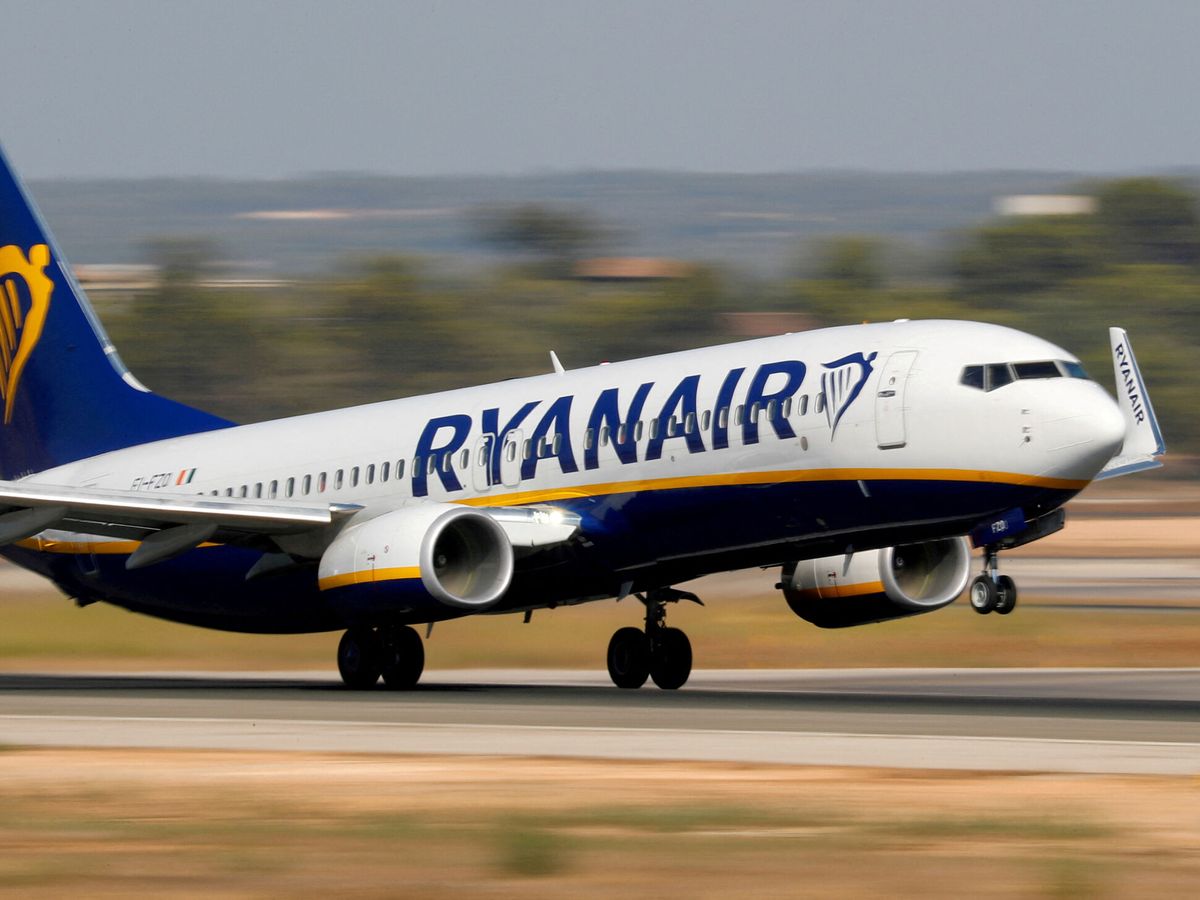 Foto: Avión de Ryanair en el momento de despegue. (Reuters/Paul Hanna)