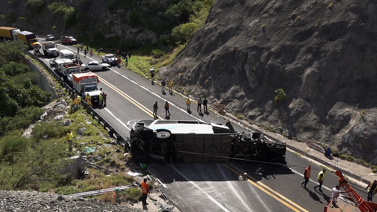 Al menos 18 migrantes muertos y otros 30 heridos tras volcar un autobús en México
