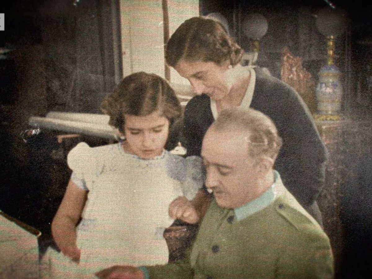 Foto: Francisco Franco con su mujer y su hija. 