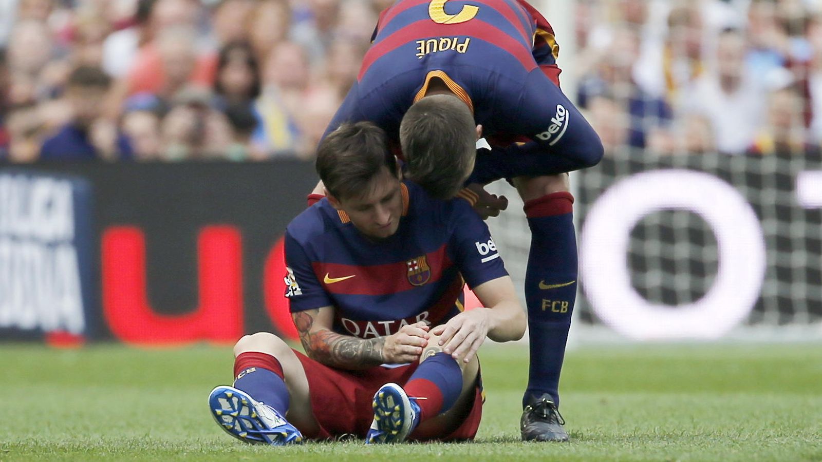 Foto: Messi se resiente de la rodilla sobre el terreno de juego (Reuters).