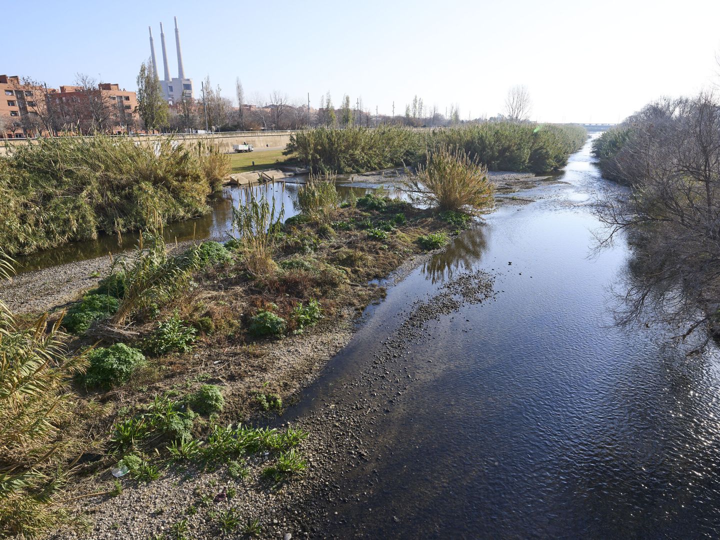 Vista de la desembocadura del rio Besós, en Sant Adrià del Besós, Barcelona. (EFE/Alejandro García)
