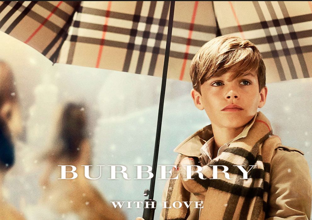 Foto: Fotograma del anuncio protagonizado por Romeo Beckham para esta Navidad (Burberry)