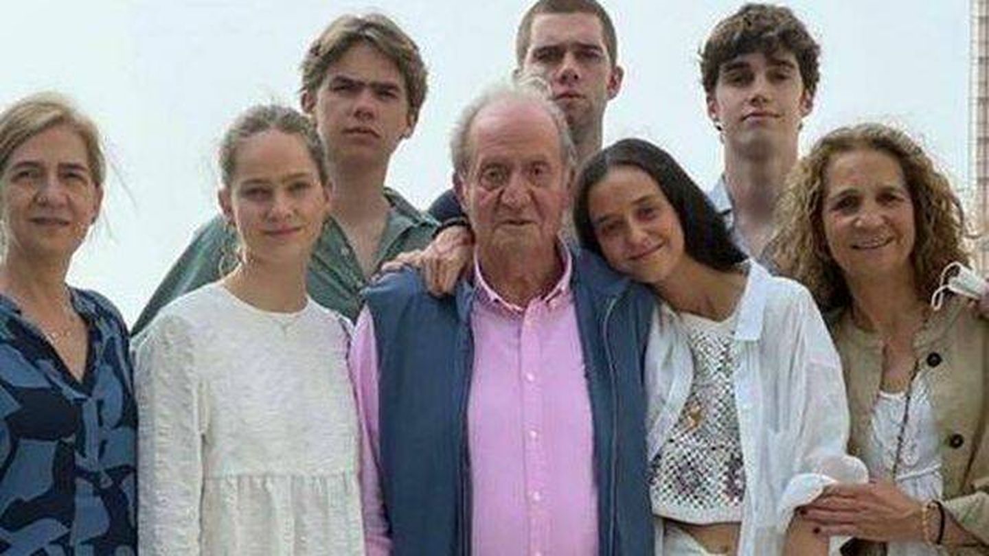 El rey Juan Carlos I, con sus hijas y sus nietos en Abu Dabi. (Europa Press)