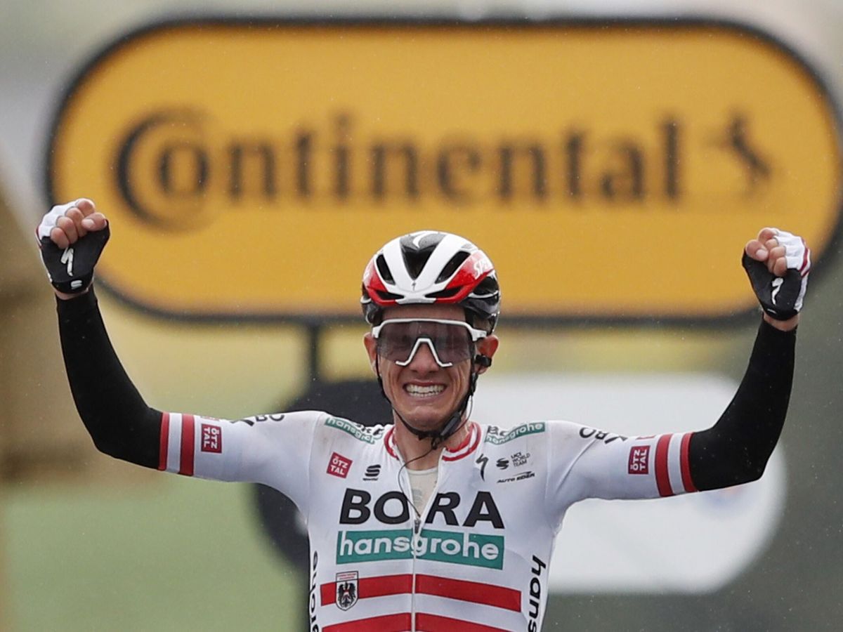 Foto: El ciclista austríaco Patrick Konrad celebra el triunfo de etapa. (Efe)