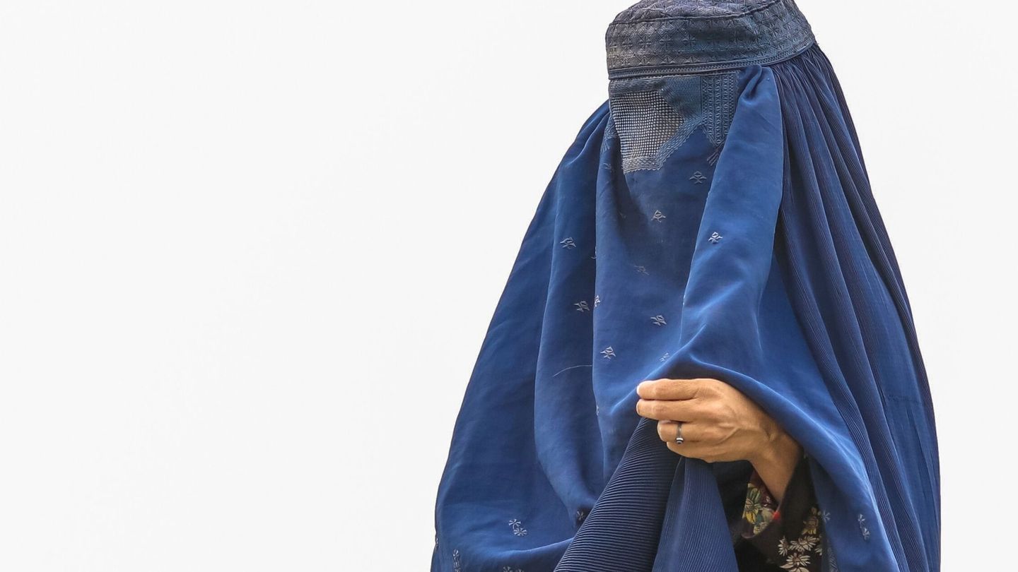 Una mujer con burka es vista en un campo de refugiados en Kabul. (EFE)