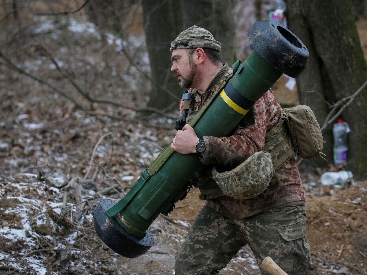 Foto: Un soldado ucraniano con un Javelin, misil antitanque. (Reuters/Gleb Garanich)