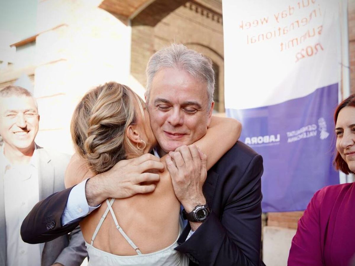 Foto: Yolanda Díaz abraza a Héctor Illueca en una visita a Valencia. (Podemos)