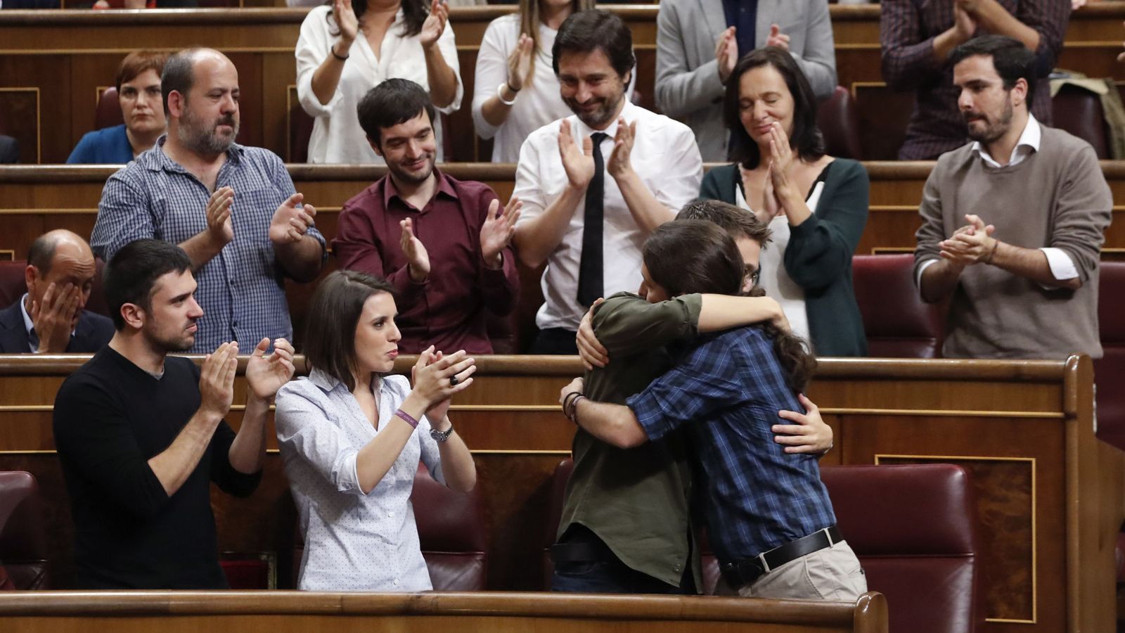 Foto:  El líder de Podemos Pablo Iglesias se funde en un abrazo con Íñigo Errejón tras su intervención en el debate de investidura. (EFE
