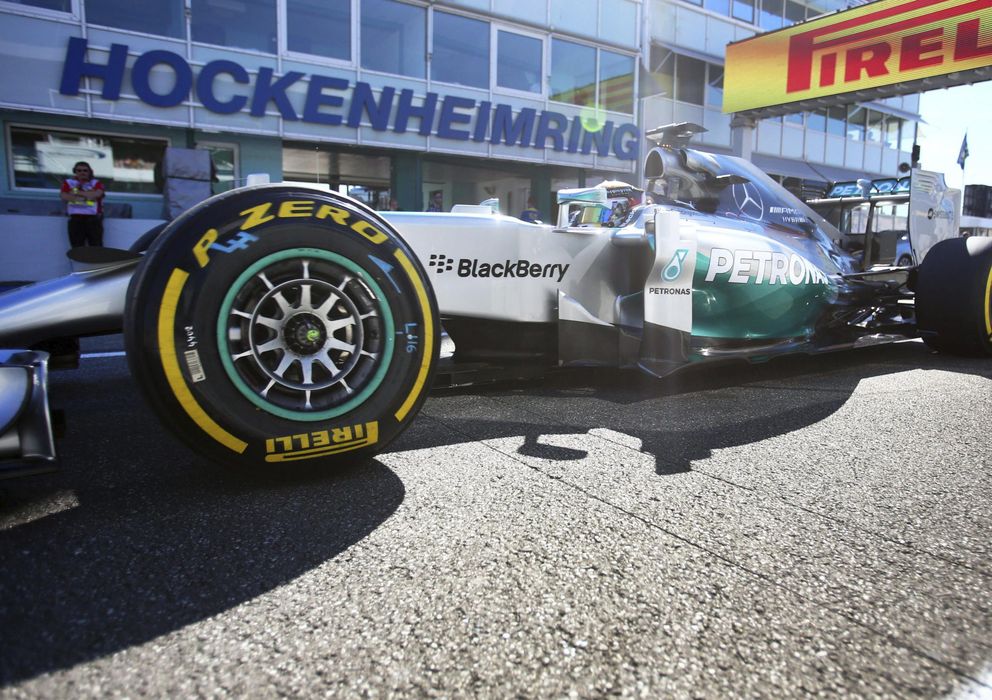 Foto: Lewis Hamilton espera en los boxes durante los entrenamientos libres del Gran Premio de Alemania. (EFE)