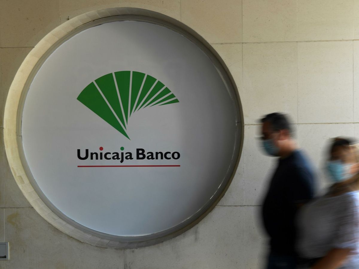 Foto: Logo de Unicaja Banco en un evento celebrado en Asturias. (EFE/Eloy Alonso)