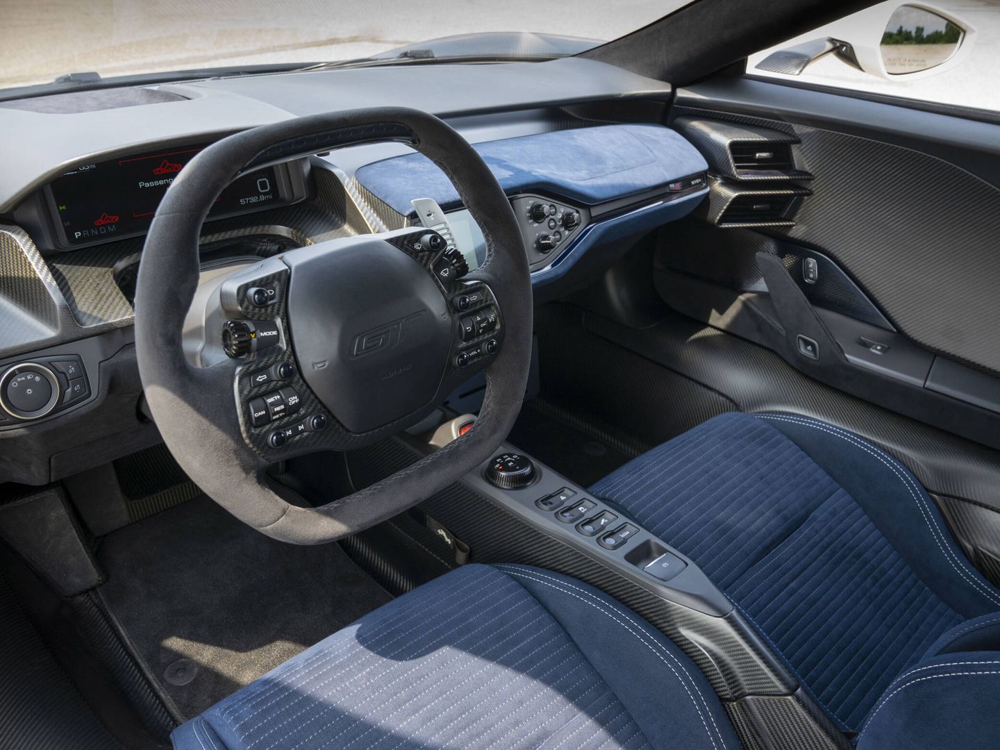 El interior de la nueva edición limitada combina acabados en fibra de carbono con piel, principalmente Alcantara, en azul y negro.