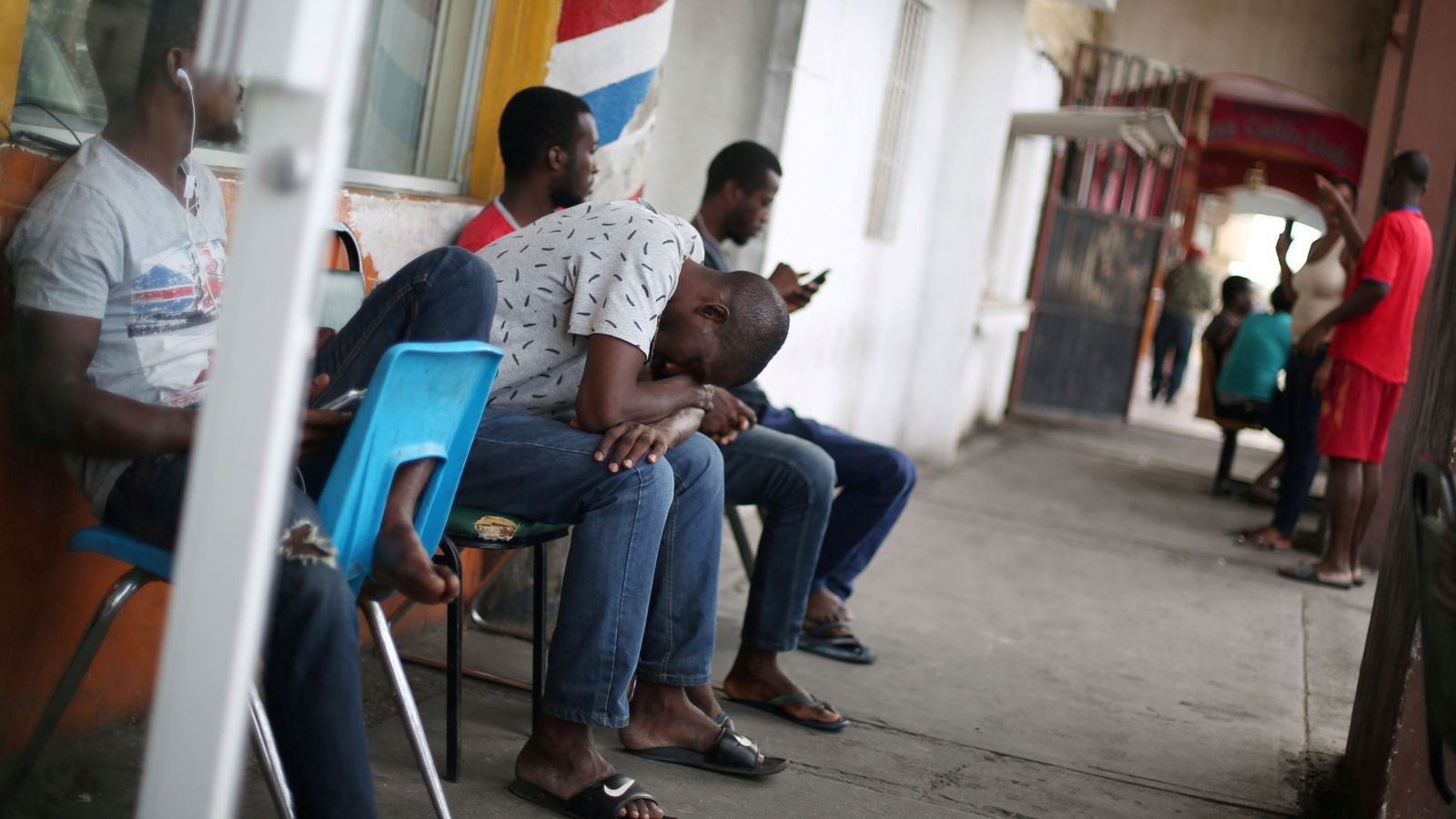 Foto: Inmigrantes congoleños en ruta hacia EEUU se sientan en un cibercafé de Mexicali, México, en octubre de 2016 (Reuters)