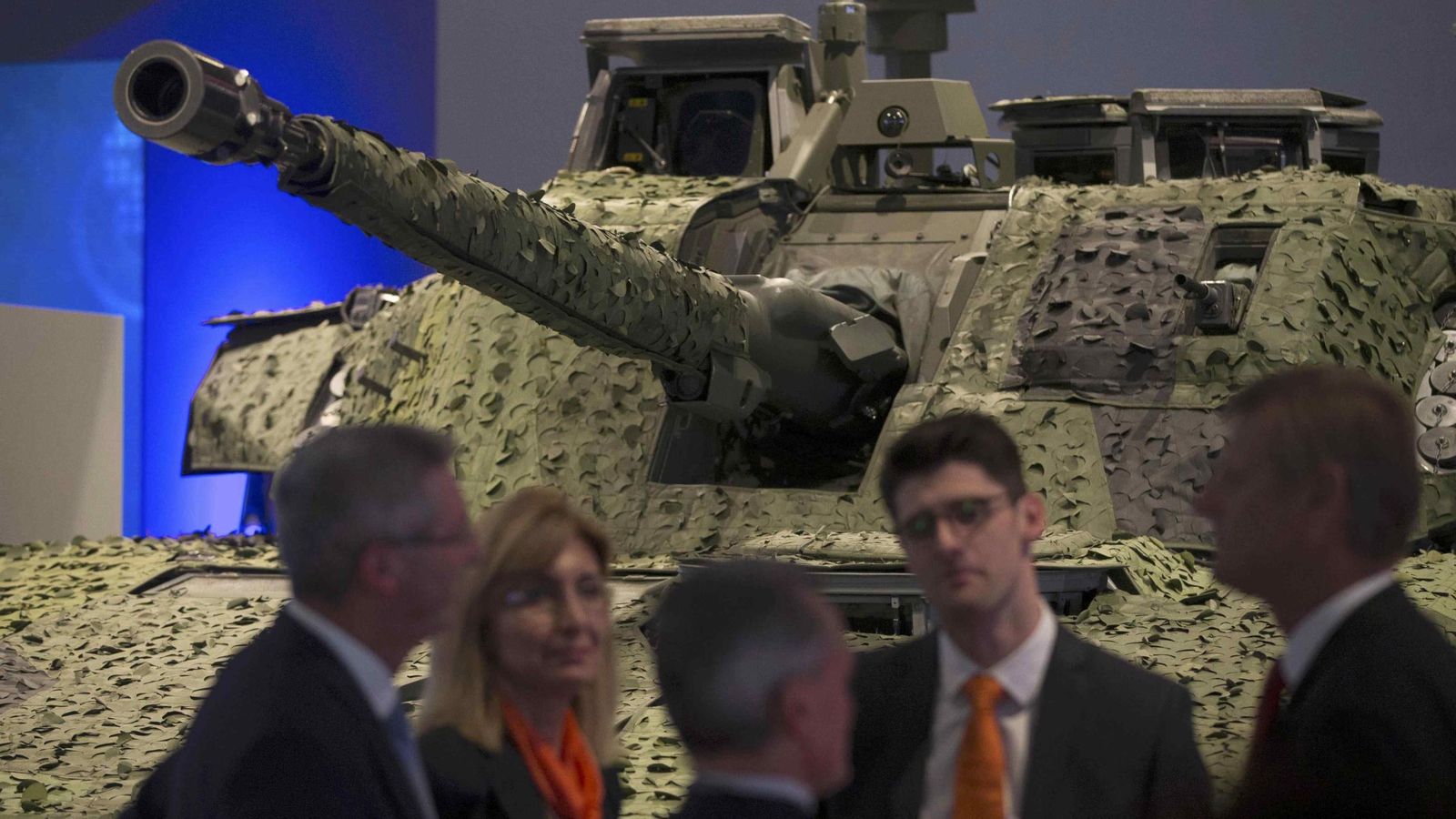 Foto: Un grupo de vendedores conversa frente a un tanque en la Feria Internacional de Equipos de Defensa y Seguridad de Londres, el 16 de septiembre de 2015. (Reuters)