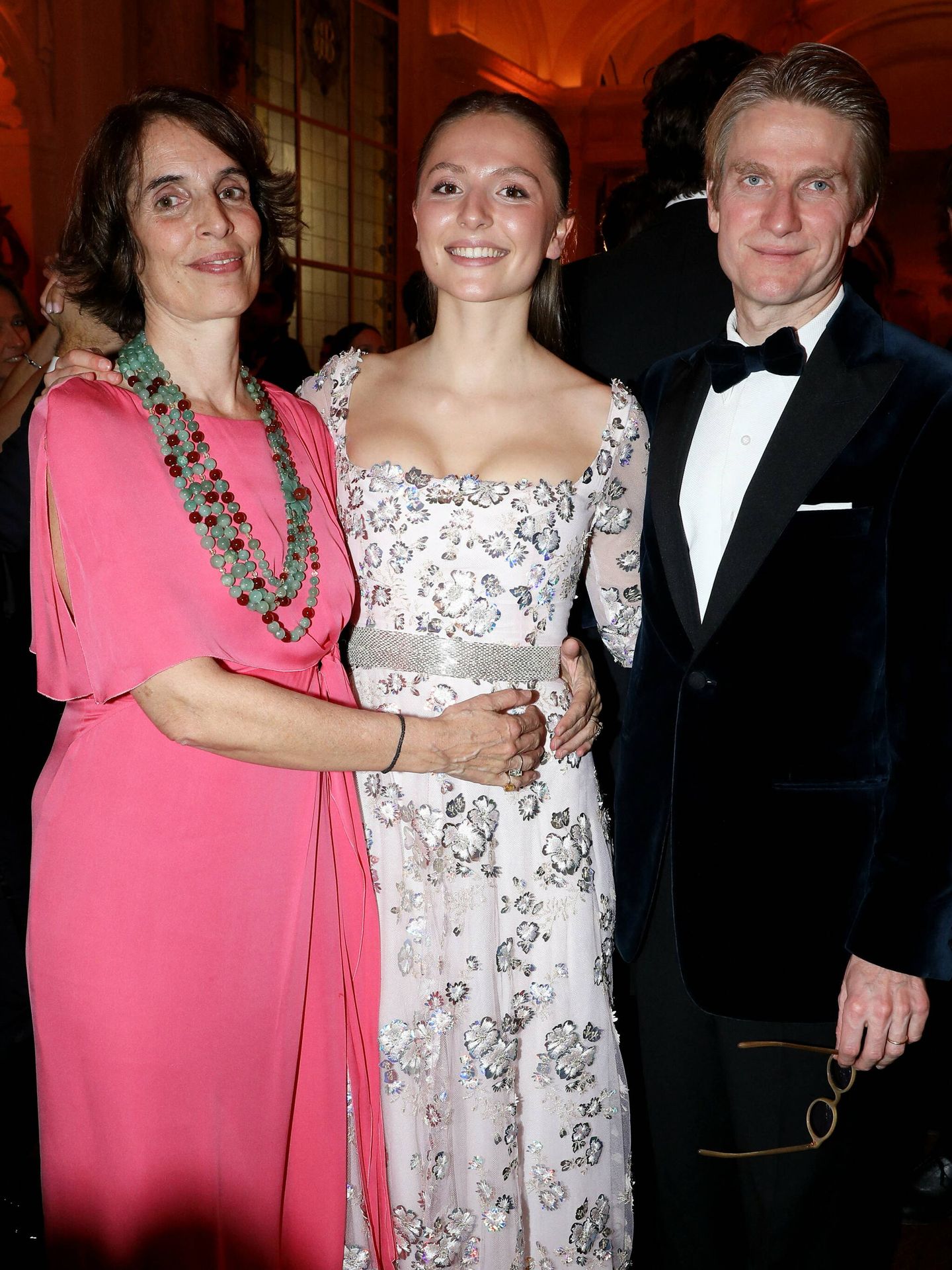 Helena d'Orleans, junto a sus padres, el príncipe Carlos Luis y la princesa Ileana. (Le Bal/Jacovides-Borde-Moreau/Bestimage)