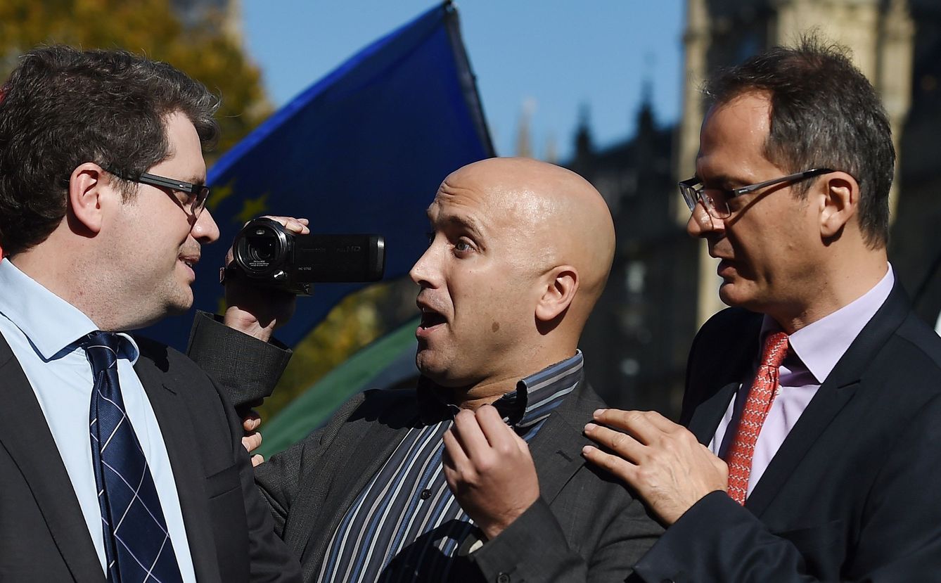 Un hombre con una videocámara irrumpe en la rueda de prensa dada por Eliot Higgins, fundador del portal de investigación Bellingcat, a las puertas del Parlamento en Londres (Reino Unido) en octubre de 2018. (EFE)