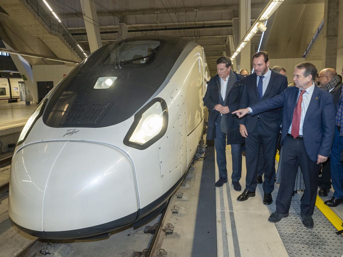 Foto: Óscar Puente llega a Vigo en un tren Avril de alta velocidad. (Europa Press/Javier Vázquez)