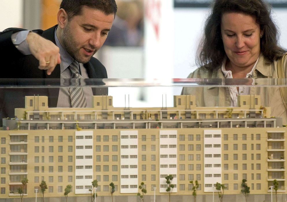 Foto: Imagen de dos compradores de vivienda en el Salón Inmobiliario de Madrid (SIMA).