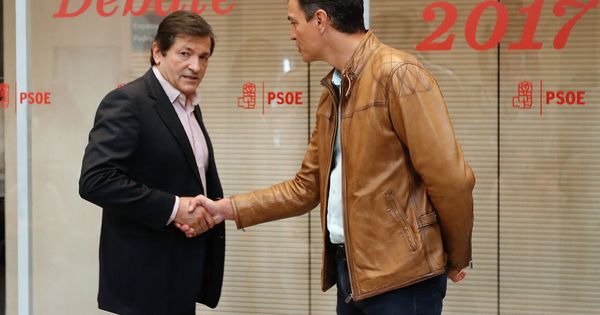 Foto: Javier Fernández saluda a Pedro Sánchez a su llegada a Ferraz el pasado 15 de mayo para el debate de los tres candidatos. (EFE)