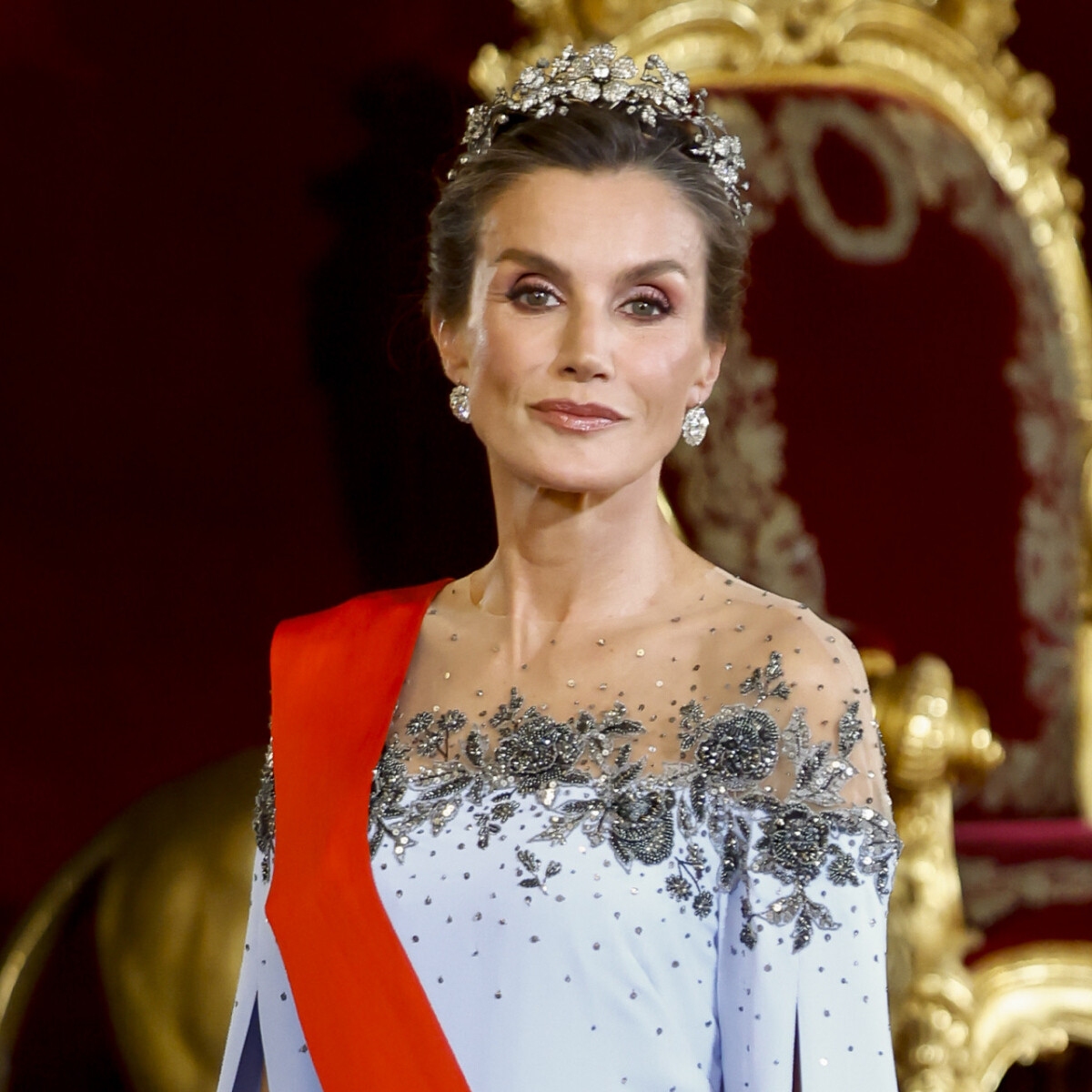 Foto de La reina Letizia saca la artillería beauty para la cena de gala con los Macron: ojos glitter, pestañón y gloss