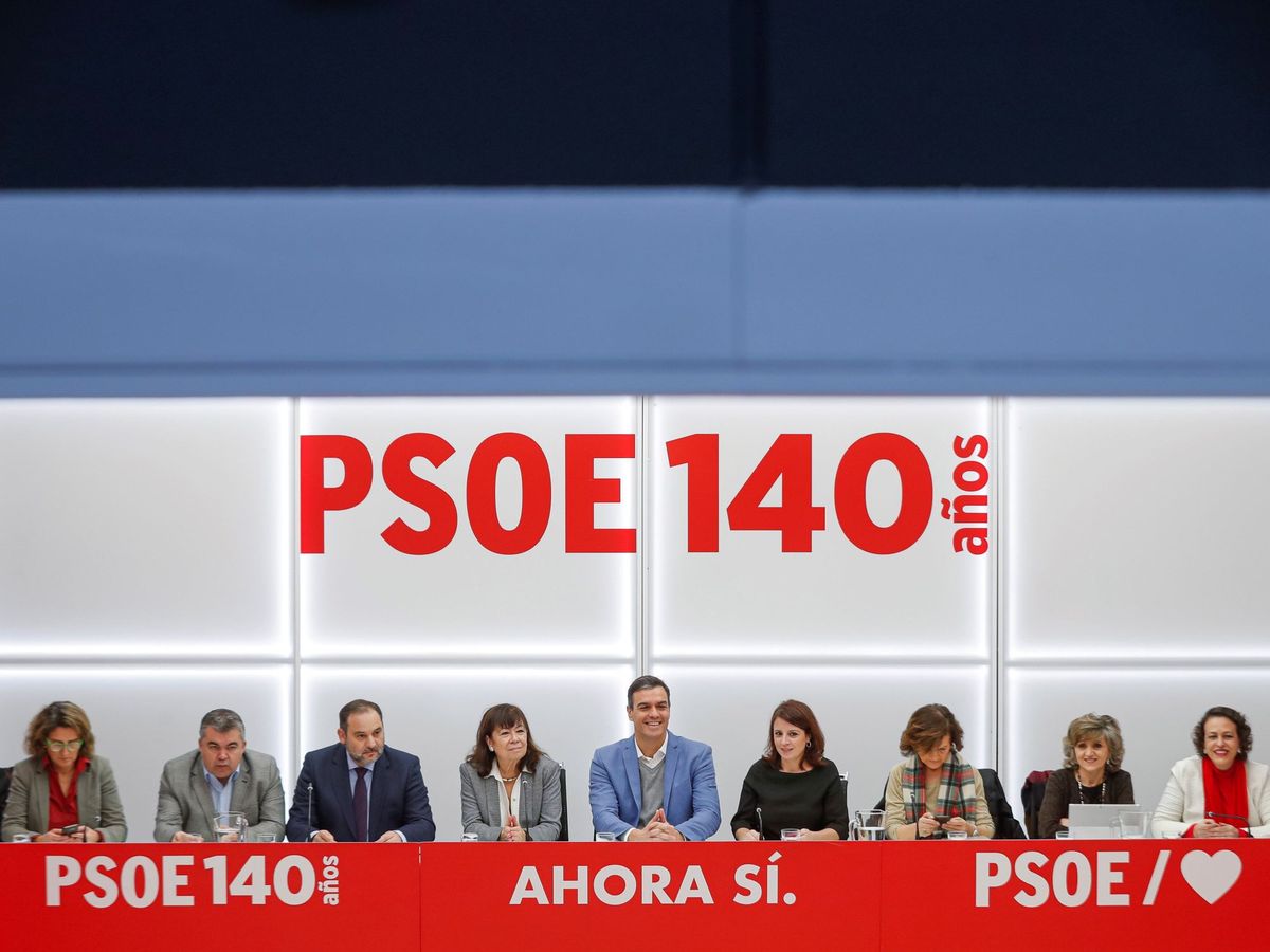 Foto: Pedro Sánchez y su equipo, en la reunión de la ejecutiva federal de este 3 de enero en Ferraz. (EFE)