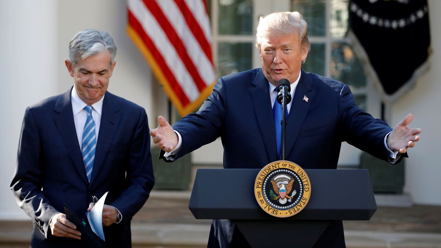 El presidente de la Fed, Jerome Powell, y el presidente de EEUU, Donald Trump. (Reuters)