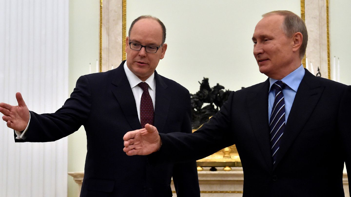 El príncipe Alberto y Vladimir Putin, en el Kremlim en 2016. (Reuters/Yuri Kadobnov)