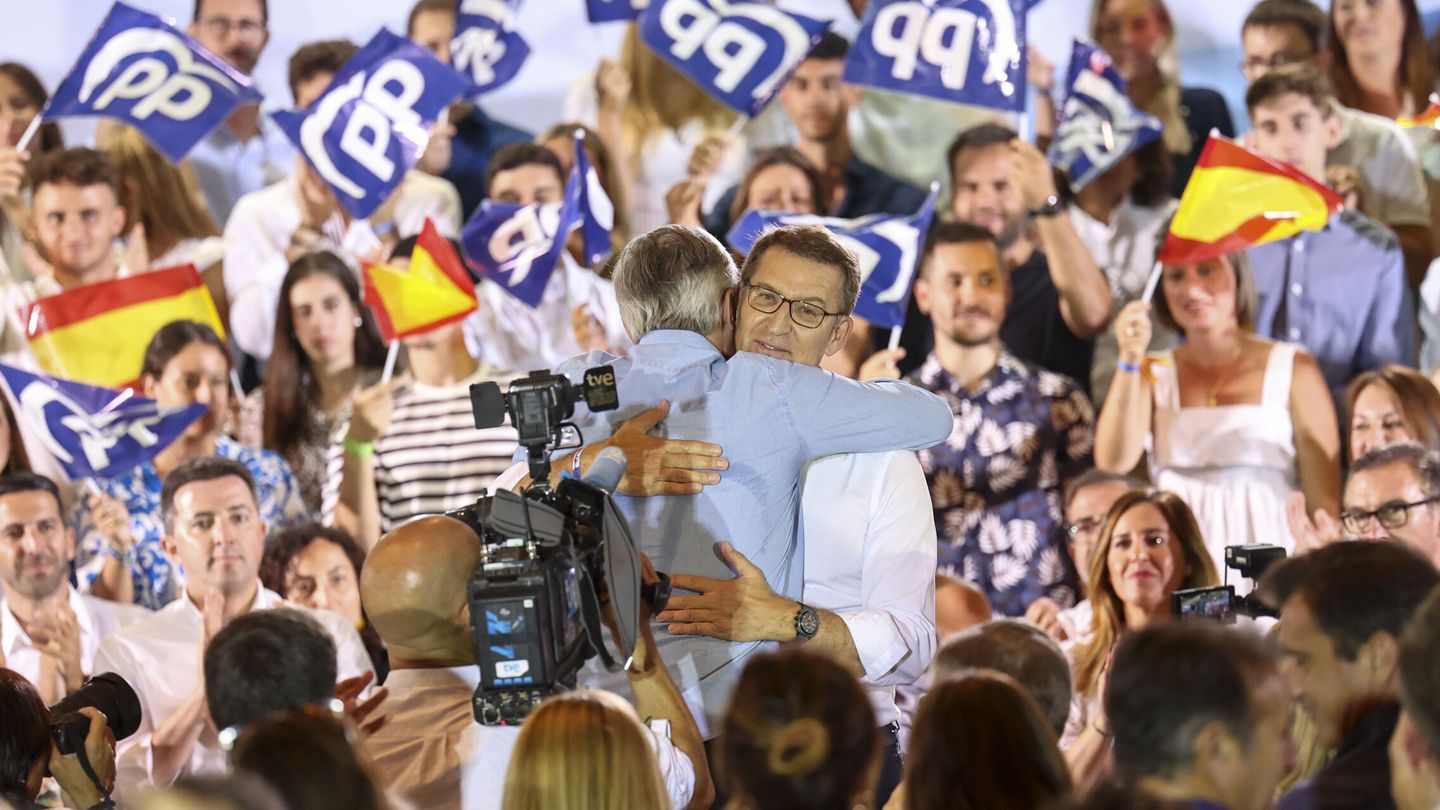 Alberto Núñez Feijóo y Jorge Azcón se abrazan en un mitin. (EFE/Toni Galán)