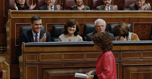 Foto: La ministra de Hacienda, María Jesús Montero, aplaudida por el presidente del Gobierno, Pedro Sánchez, y el resto de la bancada socialista, antes de su intervención en el debate de Presupuestos. (EFE)