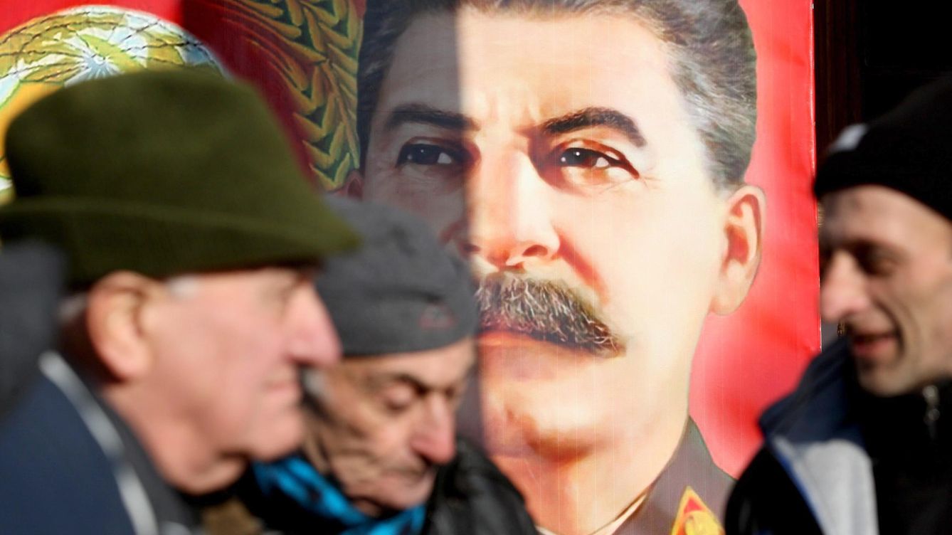 Foto: Un grupo de nostálgicos de la URSS, ante un retrato de Iosef Stalin. EFE