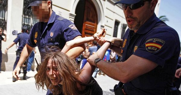 Foto: María Gombau, cuando fue detenida en 2011 en una concentración de 'indignados' en Valencia. (EFE)