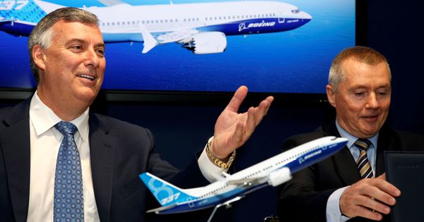 Foto: Kevin McAllister, CEO de la división civil de Boeing, y Willie Walsh, CEO de IAG, en París. (Reuters)