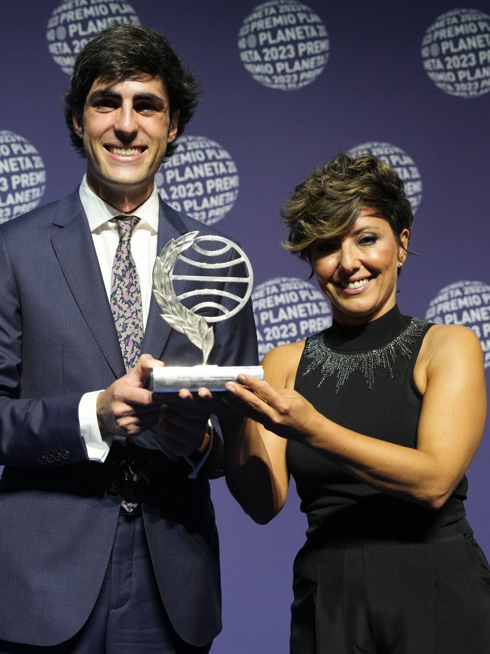 La periodista y escritora Sonsoles Ónega posa con el finalista Alfonso Goizueta tras ganar esta noche el 72º Premio Planeta. (EFE/Alejandro García)