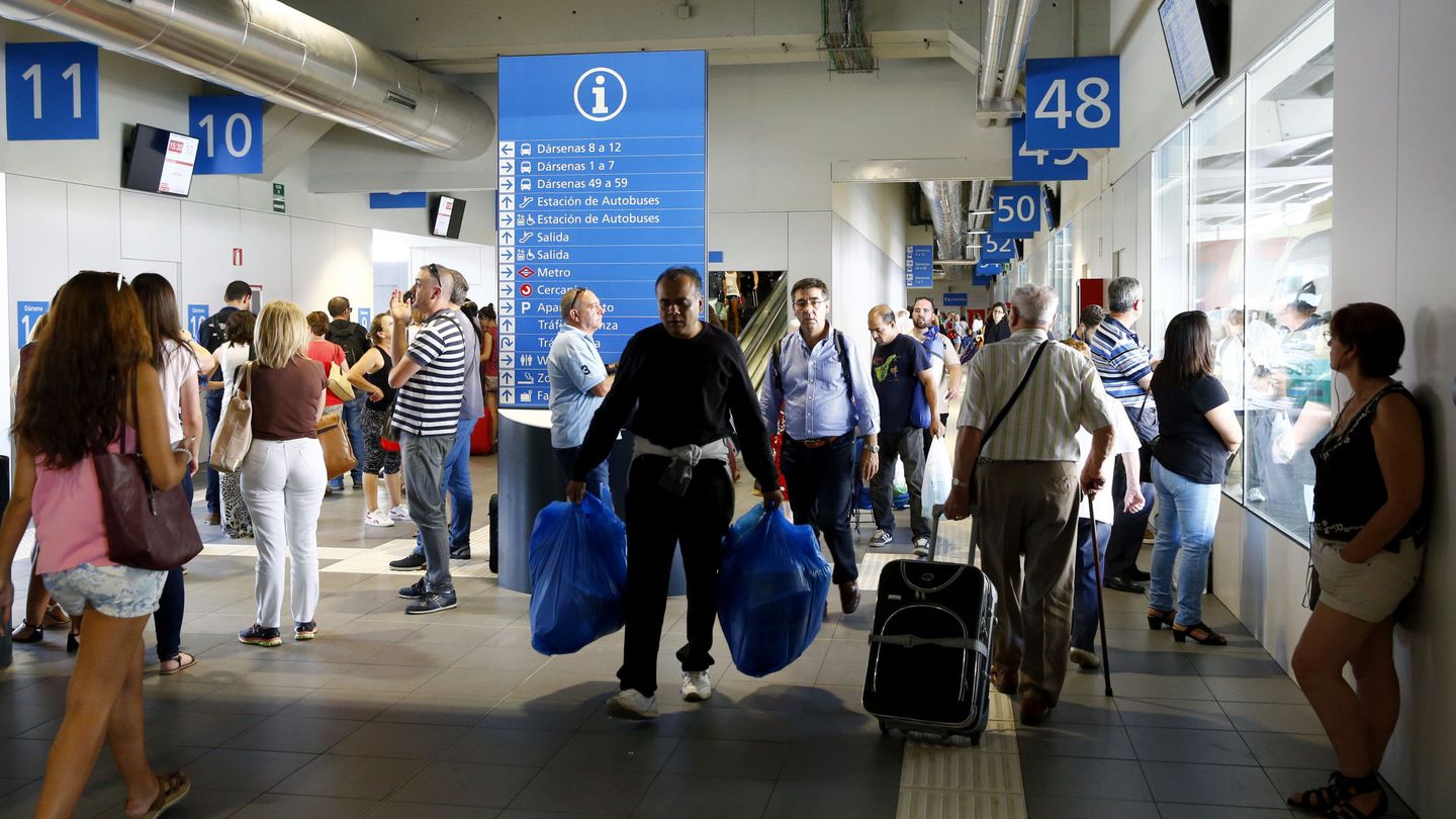 Ajetreo de viajeros en la Estación Sur de Autobuses de Madrid. (EFE)