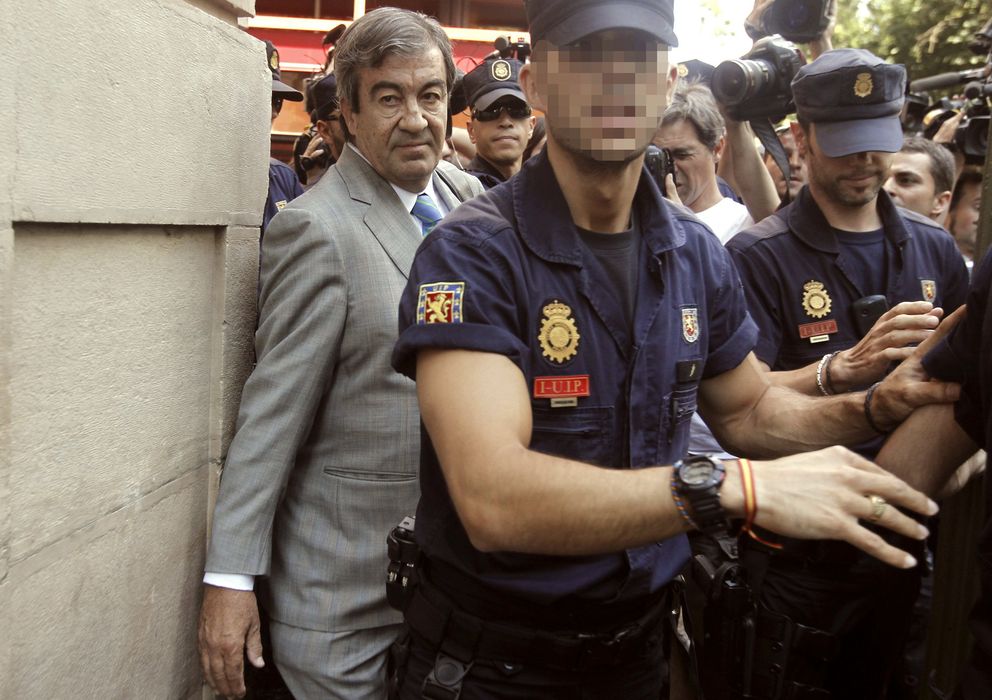 Foto: El ex secretario general del PP Francisco Álvarez-Cascos (i) abandona la Audiencia Nacional escoltado por la Policía. (EFE)