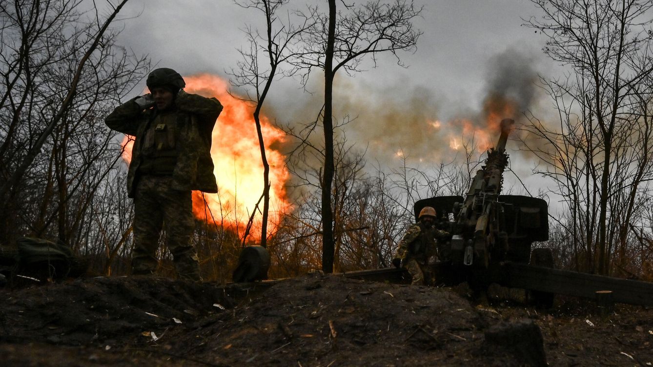 Foto: Militares ucranianos disparan un proyectil. (Reuters/Stringer)