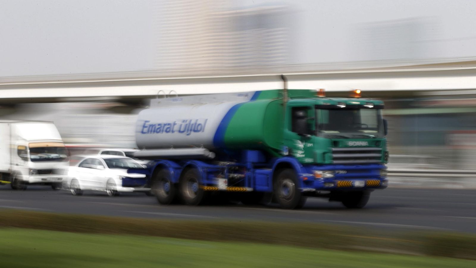 Foto: Vista de un camión cisterna cargado con gasolina. (EFE)