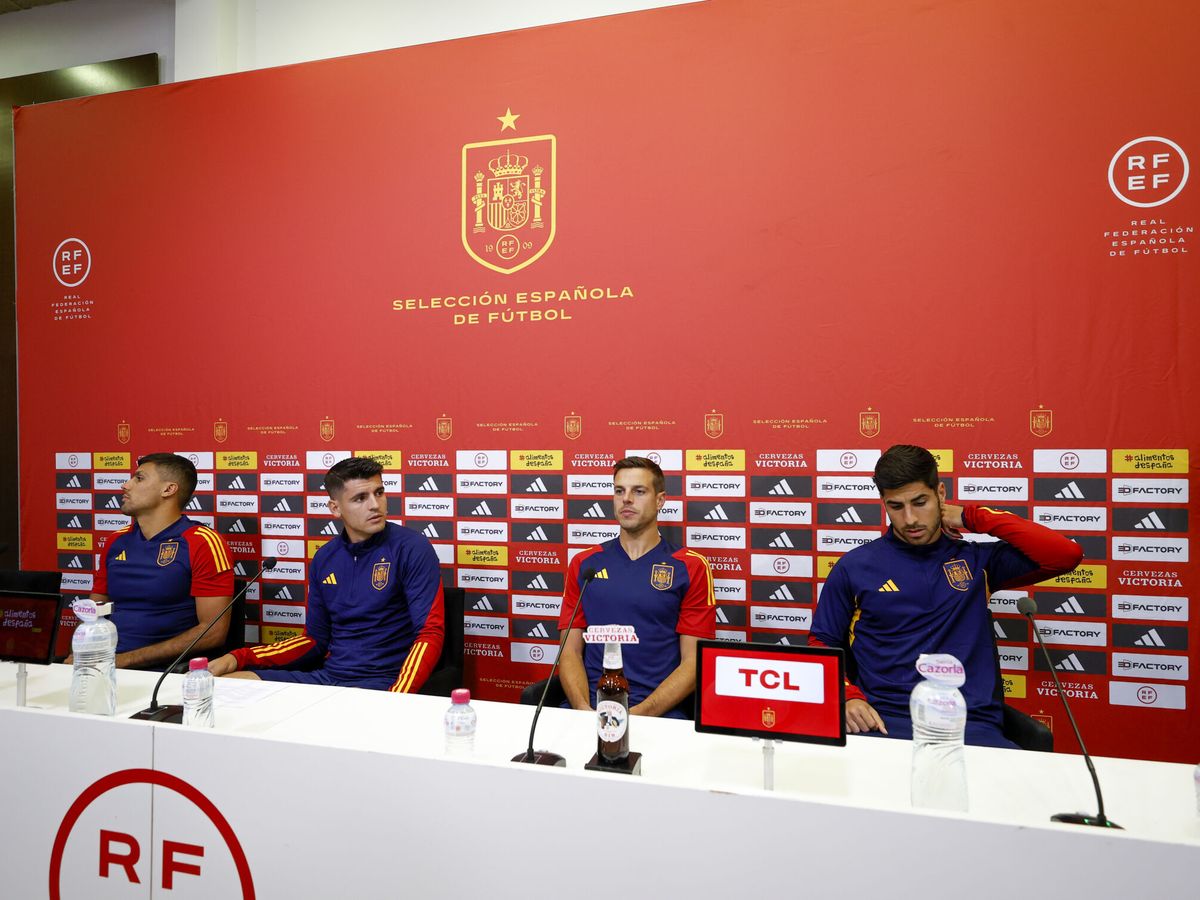 Foto: Los capitanes de la Selección comparecen para leer el comunicado. (EFE/Javier Lizón)