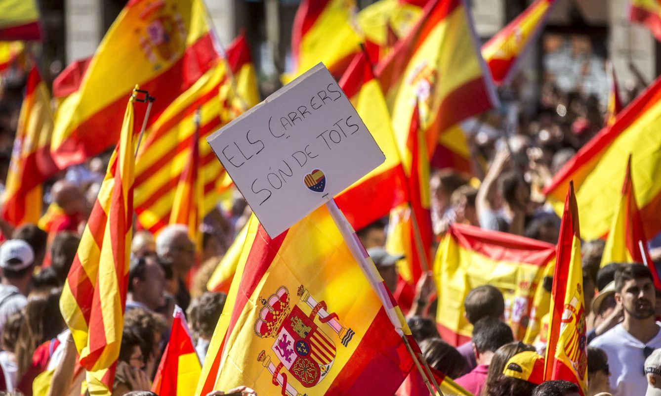 Un cartel con el lema 'Las calles son de todos' visto en la manifestación del domingo en Barcelona. (EFE)