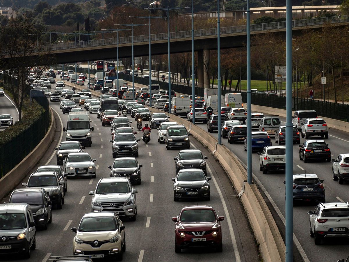Foto: Congestión de tráfico en la Ronda de Dalt de Barcelona. (EFE/Enric Fontcuberta)